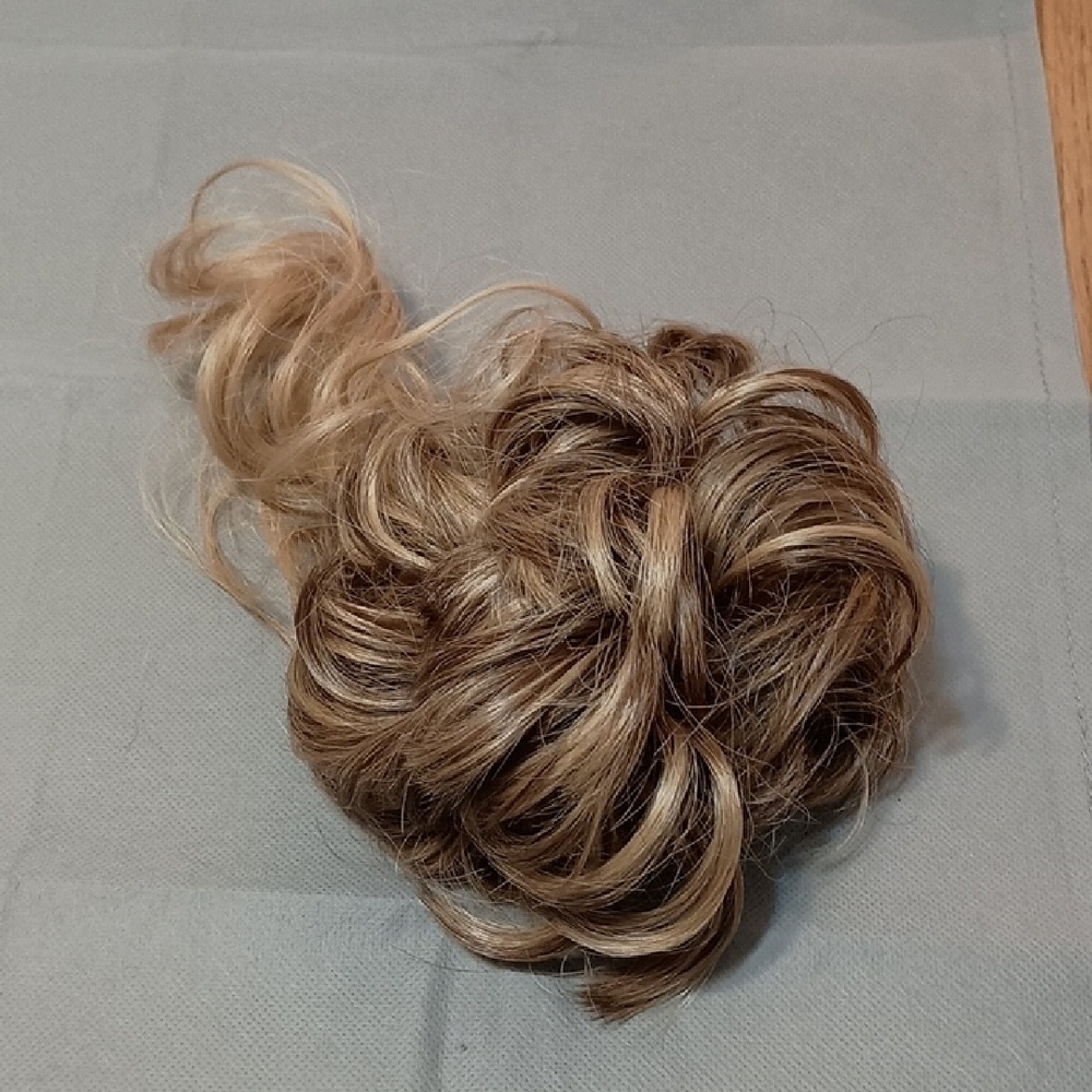 Voluminous Tan Wavy Hair Extensions